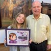 Cléo Faria, a Brisa da série infantil DPA, visita a Santa Casa de Santos